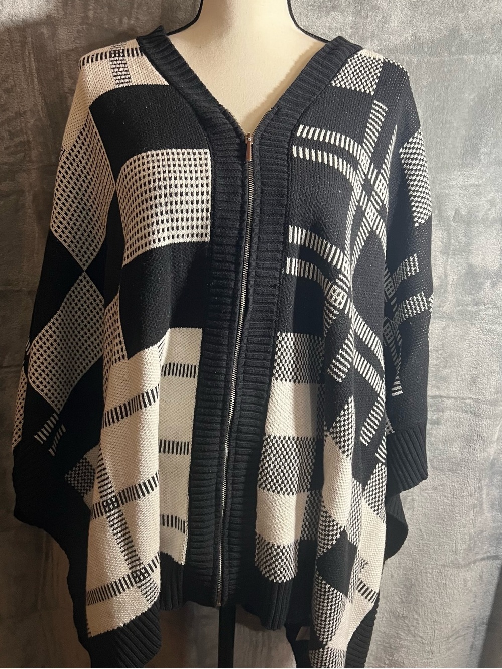 Rafaella Black and White Zip-Front Knit Cardigan Poncho